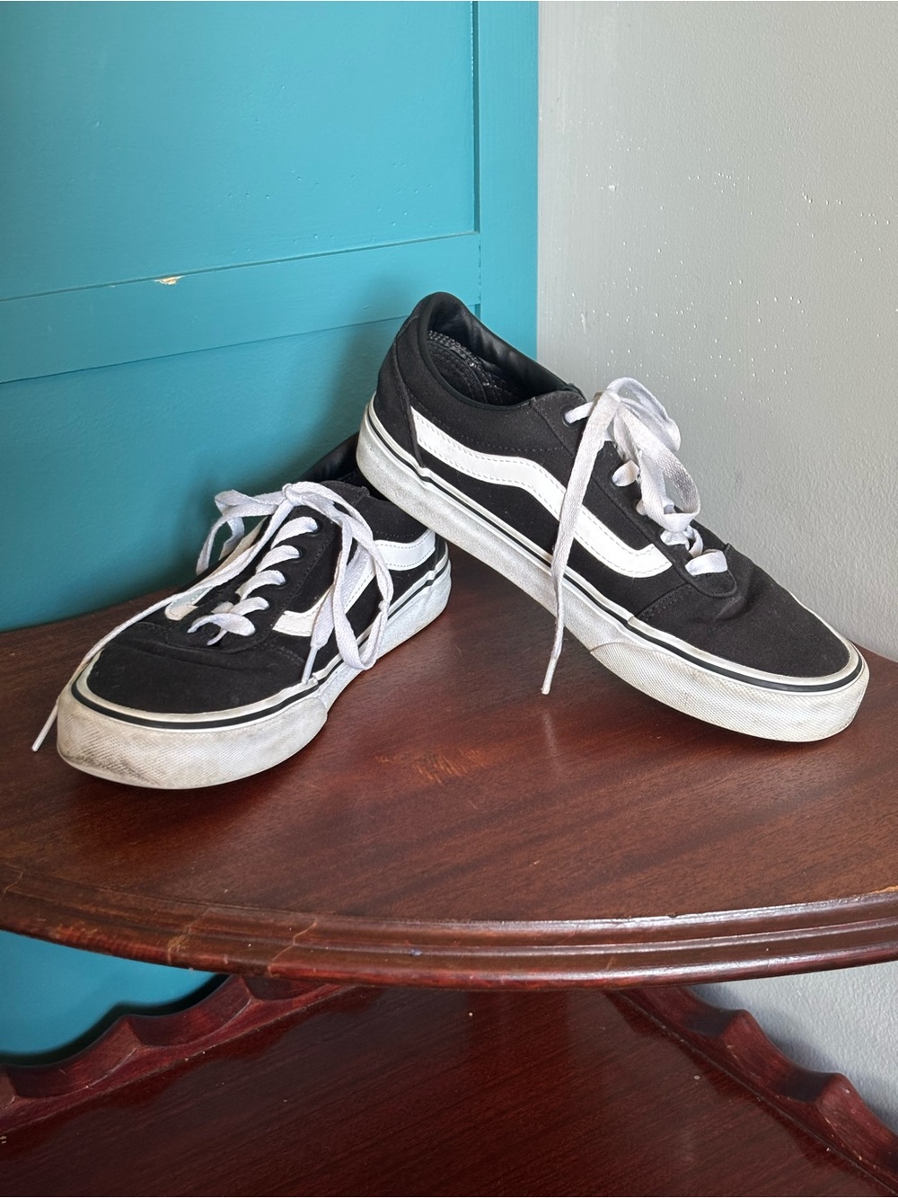Vans Classic Black Low-Top Canvas Skate Sneakers with White Stripe Size 7